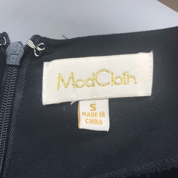 Modcloth Romper Womens Small Black Cap Sleeve V Neck Lace Pockets Shorts - Picture 6 of 8